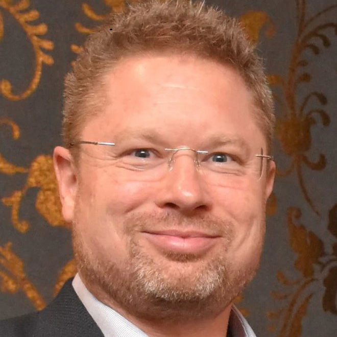 Dr.  Carsten Bockstette
